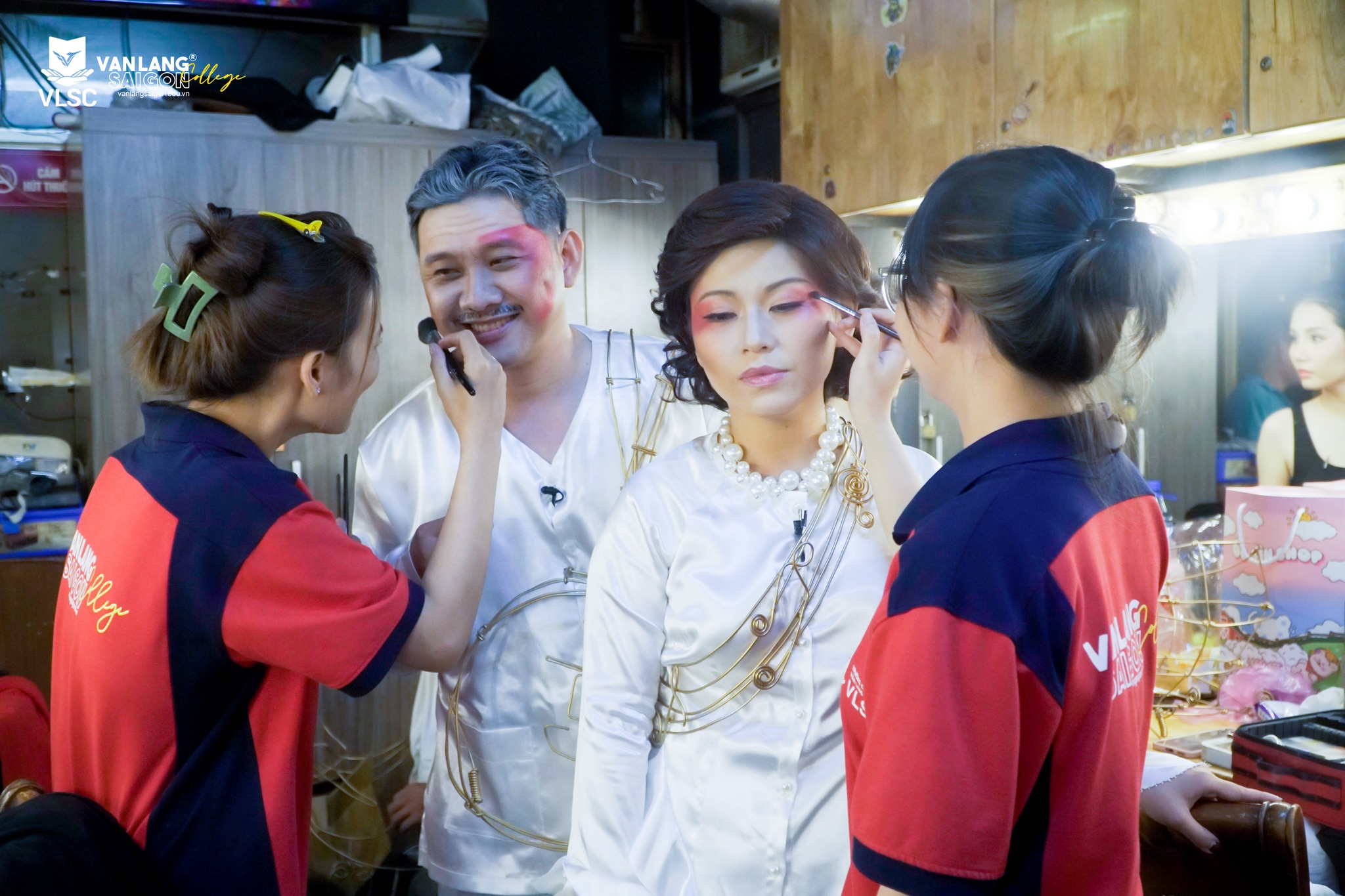 Sinh viên khoa Chăm sóc sắc đẹp Trường cao đẳng Văn Lang Sài Gòn góp phần vào sự tỏa sáng và thành công của buổi công diễn vở kịch “369