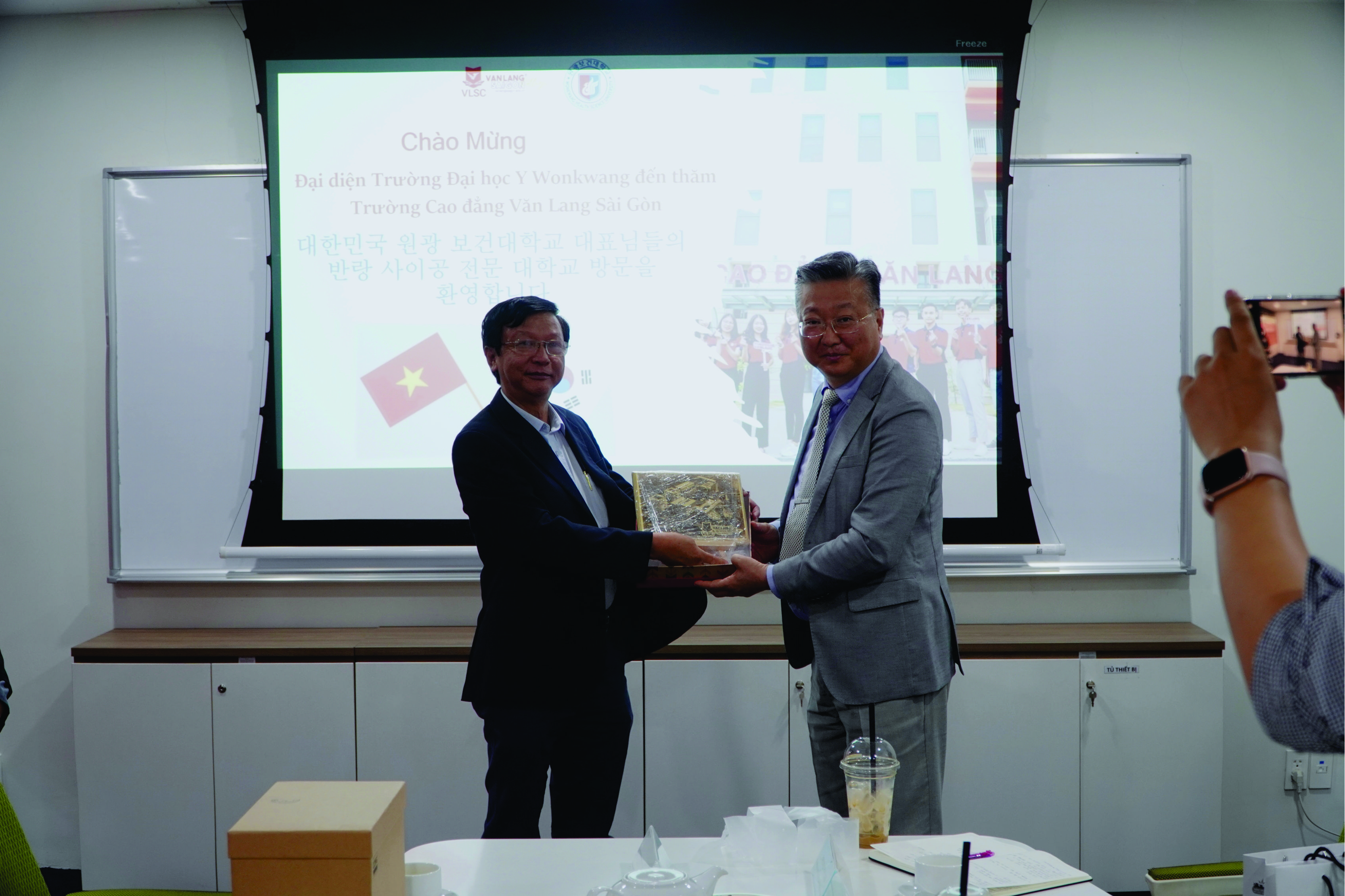 Đại diện trường Đại học Y Wonkwang (Hàn Quốc) đến thăm và trao đổi chương trình hợp tác với trường Cao đẳng Văn Lang Sài Gòn